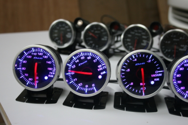 ขายเกจ defi bf set na 6 ตัว ไฟสีฟ้า ขาว volt+rpm+temp+oil press+oil temp+vaccum