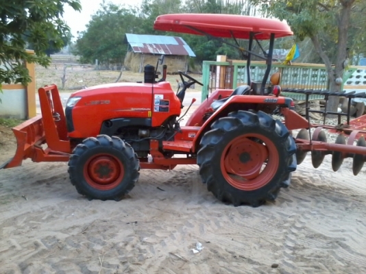 ขายรถไถนา L3408DI โฉม L3608 (ปรับโฉมจากโรงงานครับ) พร้อมอุปกรณ์ ดันหน้า ผานพรวน 226 ตราช้างพร้อมคราด รถ 986 ชม. เจ้าของขายเอง ต่อรองกันได้ครับ