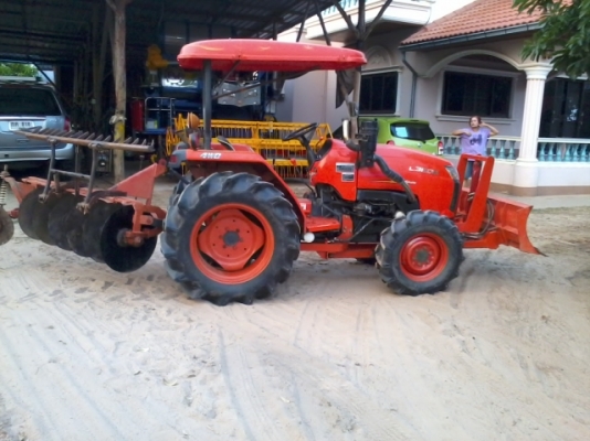 ขายรถไถนา L3408DI โฉม L3608 (ปรับโฉมจากโรงงานครับ) พร้อมอุปกรณ์ ดันหน้า ผานพรวน 226 ตราช้างพร้อมคราด รถ 986 ชม. เจ้าของขายเอง ต่อรองกันได้ครับ