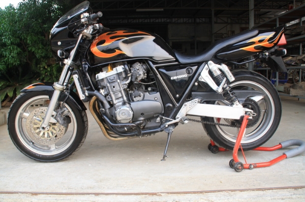ขาย CB 1000  สรรสพามิตแท้ เครื่องดี สีใหม่ลายกราฟิก ท่อสูตร over ทั้งเส้น 105000