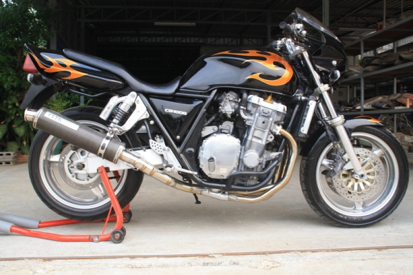 ขาย CB 1000  สรรสพามิตแท้ เครื่องดี สีใหม่ลายกราฟิก ท่อสูตร over ทั้งเส้น 105000