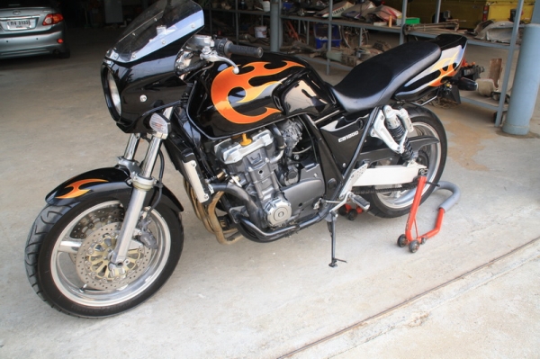 ขาย CB 1000  สรรสพามิตแท้ เครื่องดี สีใหม่ลายกราฟิก ท่อสูตร over ทั้งเส้น 105000