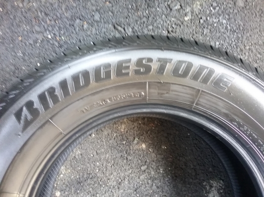 ยางBRIDGESTONE DURAVIS 215 70R16 ลงพื้นปลายปี2014 สภาพสวยมากๆไร้ที่ติ ดอกเยอะมากๆ