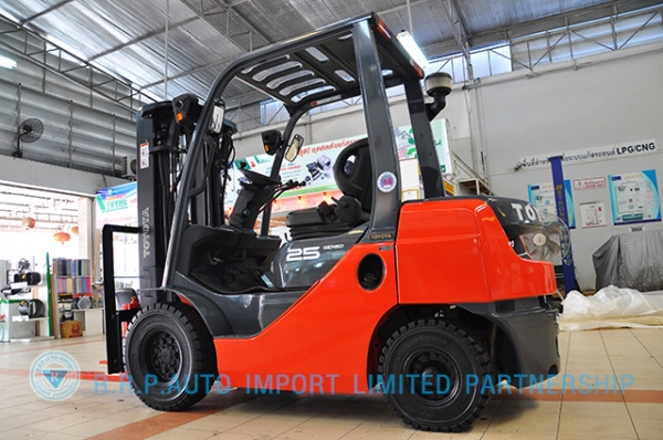 ขายรถโฟล์คลิฟท์มือสอง TOYOTA รุ่น 8FD25-30731 ราคา 530,000 บาท นำเข้าจากประเทศญี่ปุ่น 100\% ไม่เคยใช้งานในไทย