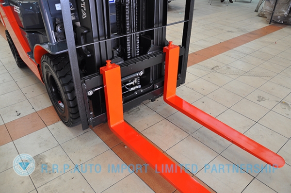 ขายรถโฟล์คลิฟท์มือสอง TOYOTA รุ่น 8FD25-30731 ราคา 530,000 บาท นำเข้าจากประเทศญี่ปุ่น 100\% ไม่เคยใช้งานในไทย