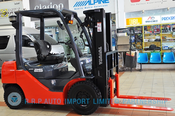 ขายรถโฟล์คลิฟท์มือสอง TOYOTA รุ่น 8FD25-30731 ราคา 530,000 บาท นำเข้าจากประเทศญี่ปุ่น 100\% ไม่เคยใช้งานในไทย