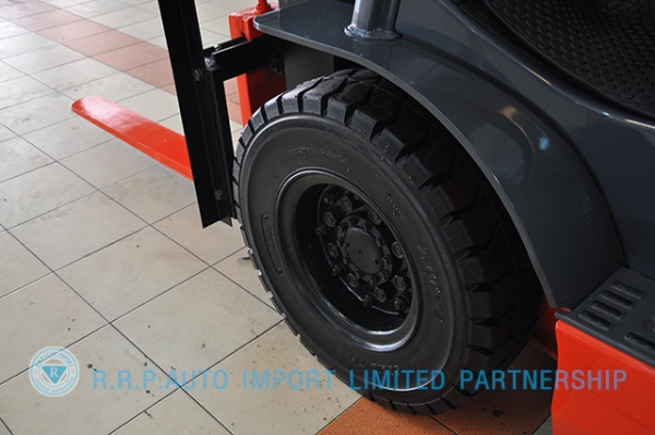 ขายรถโฟล์คลิฟท์มือสอง TOYOTA รุ่น 8FD25-30731 ราคา 530,000 บาท นำเข้าจากประเทศญี่ปุ่น 100\% ไม่เคยใช้งานในไทย