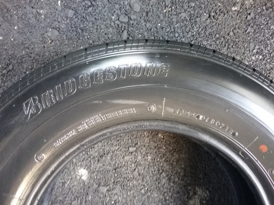 ยางBRIDGESTONE  195 R15 ปี2014 ยางรถตู้ รถกระบะ สภาพสวยมากๆดอกเยอะมากๆไม่มีปะ