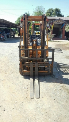 Sell> KOMATSU FD15-15 เครื่องอีซูสุ ดีเซล เกียร์ออโต้ ยก 1.5 ตัน. สูง 3 ม. งาสไลด์ซ้าย-ขวา. มีเสากลางวิ่งในตู้คอนเทรนเนอร์ได้สบายๆ ครับ