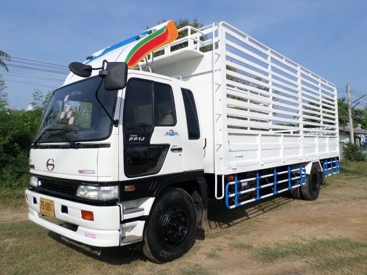 ขาย 6 ล้อ ฮีโน่สมอทอง  200 แรง ยาว 7.2  ม.  ปี 2545 สภาพดี เครื่องแน่น คัสซีสวย พร้อมใช้งาน  ชมรถก่อนได้ครับ สนใจติดต่อได้ที่ 081-9425443   081-5715326