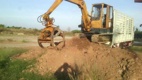 จัดส่งรถขุด แบคโฮ ติดหัวคีบ ให้ลูกค้า ปราจีนไปใช้คีบไม้ครับ จัดส่งรถขุด แบคโฮ ติดหัวคีบ ให้ลูกค้า ปราจีนไปใช้คีบไม้ครับ