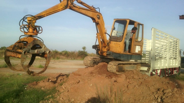 จัดส่งรถขุด แบคโฮ ติดหัวคีบ ให้ลูกค้า ปราจีนไปใช้คีบไม้ครับ