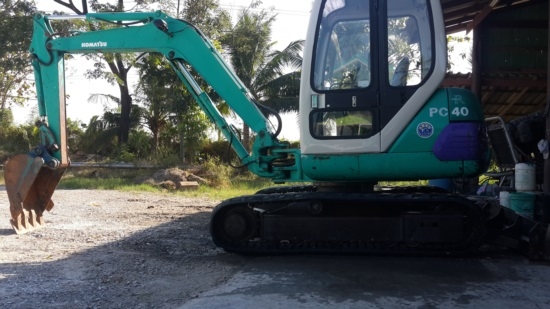 ขายรถเก่านอก komatsu 40-7 หัวเก๋งแทรกสภาพสวย สนใจโทร 092-3309229 อี๊ด