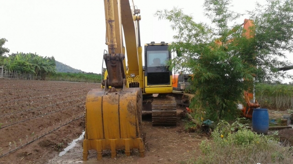 ขายรถแบคโฮ KOMATSU PC200-7 เอกสารใบแจ้งจำหน่าย 9000 ชม.ราคา 1700000