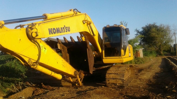 ขายรถแบคโฮ KOMATSU PC200-7 เอกสารใบแจ้งจำหน่าย 9000 ชม.ราคา 1700000