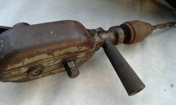 สว่านมือโปแลนด์รุ่นใหญ่สุดเดิมๆพร้อมใช้งานครับ สว่านมือโปแลนด์รุ่นใหญ่สุดเดิมๆพร้อมใช้งานครับ