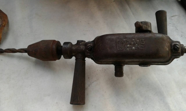 สว่านมือโปแลนด์รุ่นใหญ่สุดเดิมๆพร้อมใช้งานครับ สว่านมือโปแลนด์รุ่นใหญ่สุดเดิมๆพร้อมใช้งานครับ