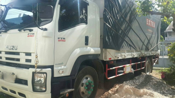 ขาย 6 ล้อ อีซูซุ  FTR 240 ปี57  ยาว 6.50 ม. วิ่ง70000 จัดแนนท์ได้ครับ สนใจติดต่อ 081-9420141  ,  081-5715326