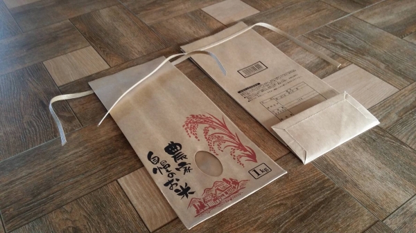 ถุงบรรจุข้าวสาร สินค้ามือ 1 สามารถบรรจุข้าวสารได้ 1 Kg. ปากถุงมีเชือกสำหรับผูกปากถุง