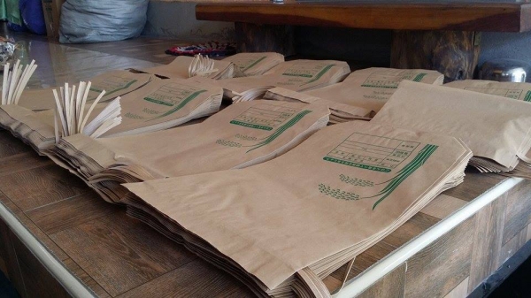 ถุงบรรจุข้าวสาร สินค้ามือ 1 สามารถบรรจุข้าวสารได้ 5 Kg. ปากถุงมีเชือกสำหรับผูกปากถุง