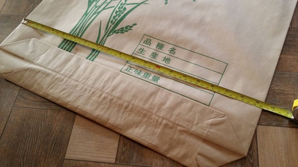 ถุงบรรจุข้าวสาร สินค้ามือ 1 สามารถบรรจุข้าวสารได้ 30 Kg. ปากถุงมีเชือกสำหรับผูกปากถุง