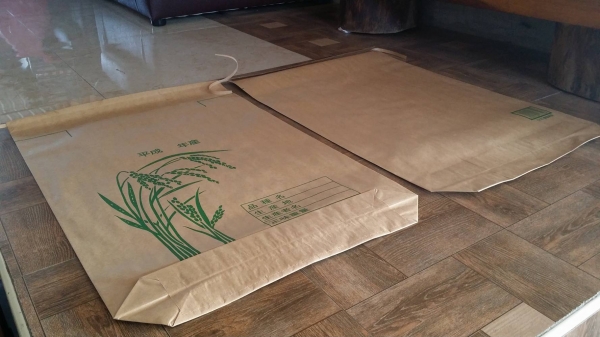 ถุงบรรจุข้าวสาร สินค้ามือ 1 สามารถบรรจุข้าวสารได้ 30 Kg. ปากถุงมีเชือกสำหรับผูกปากถุง