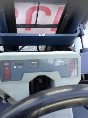 +++ ขายโฟล์คลิฟท์  KOMATSU FG25-11  ขนาด  2.5  ตัน  (รถนอก  สภาพ 90\%  7000 กว่า ชม.)  เครื่องยนต์เบนซิน  เสา  3  เมตร  เกียร์ธรรมดา  ล้อหน้าคู่  ยางตัน