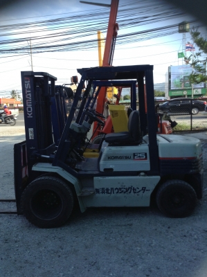 +++ ขายโฟล์คลิฟท์  KOMATSU FG25-11  ขนาด  2.5  ตัน  (รถนอก  สภาพ 90\%  7000 กว่า ชม.)  เครื่องยนต์เบนซิน  เสา  3  เมตร  เกียร์ธรรมดา  ล้อหน้าคู่  ยางตัน