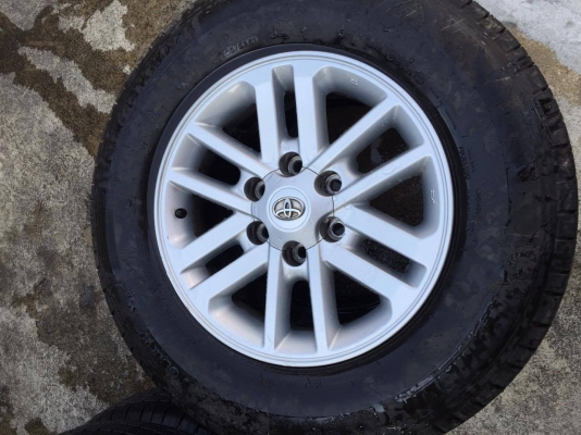 ขายล้อแม็กฟอจูนเนอร์พร้อมยางขอบ17  ยางมิชลิน 265/65/17 ปี 13 ยางดอกลึก ใช้งานได้อีกนาน พร้อมน็อตล้อ