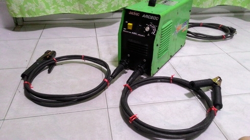 ตู้เชื่อมอินเวอร์เตอร์ ยี่ห้อ JASIC ขนาด 200 แอมป์ เป็นตู้เบา เสียบปลั๊กไฟบ้านใช้งานได้เลยครับ