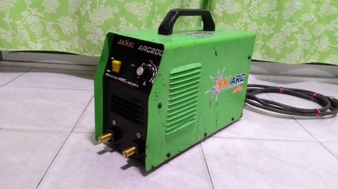 ตู้เชื่อมอินเวอร์เตอร์ ยี่ห้อ JASIC ขนาด 200 แอมป์ เป็นตู้เบา เสียบปลั๊กไฟบ้านใช้งานได้เลยครับ