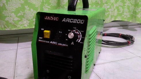 ตู้เชื่อมอินเวอร์เตอร์ ยี่ห้อ JASIC ขนาด 200 แอมป์ เป็นตู้เบา เสียบปลั๊กไฟบ้านใช้งานได้เลยครับ