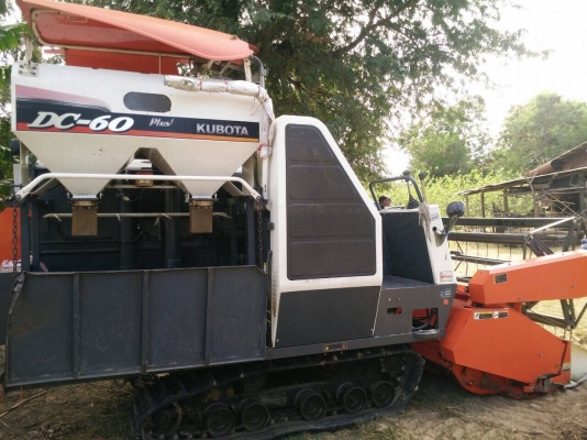 ขายด่วน!!!รถเกี่ยวข้าวKUBOTA รุ่น dc60plus รุ่นสุดท้ายปี54 พร้อมพ่วงลากสวยๆ แถมฟรี!!!แทรคยางสภาพดี80\% จำนวน2เส้น ราคา349,000บาท ดูรถได้ที่ศรีสะเกษ โทร 092-6848699