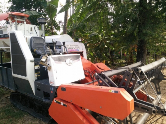 ขายด่วน!!!รถเกี่ยวข้าวKUBOTA รุ่น dc60plus รุ่นสุดท้ายปี54 พร้อมพ่วงลากสวยๆ แถมฟรี!!!แทรคยางสภาพดี80\% จำนวน2เส้น ราคา349,000บาท ดูรถได้ที่ศรีสะเกษ โทร 092-6848699