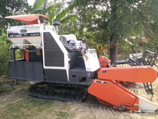 ขายด่วน!!!รถเกี่ยวข้าวKUBOTA รุ่น dc60plus รุ่นสุดท้ายปี54 พร้อมพ่วงลากสวยๆ แถมฟรี!!!แทรคยางสภาพดี80\% จำนวน2เส้น ราคา349,000บาท ดูรถได้ที่ศรีสะเกษ โทร 092-6848699