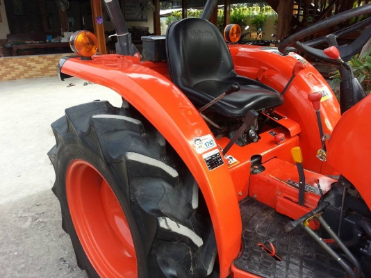 คูโบต้า L3608 4 WD พร้อมใบมีดตราช้าง ทำงาน 725 ชั่วโมง เล่มพร้อม จด ธ.ค.2556