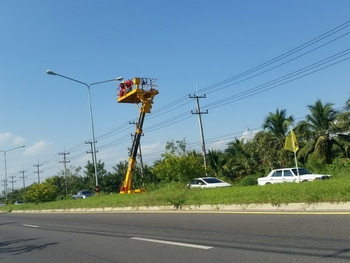 เทียบดูให้เห็นๆ เลยครับ รถกระเช้า แมนลิฟต์ รถยก AICHI SZ090 สูง 9 เมตร เครื่องดีเซล