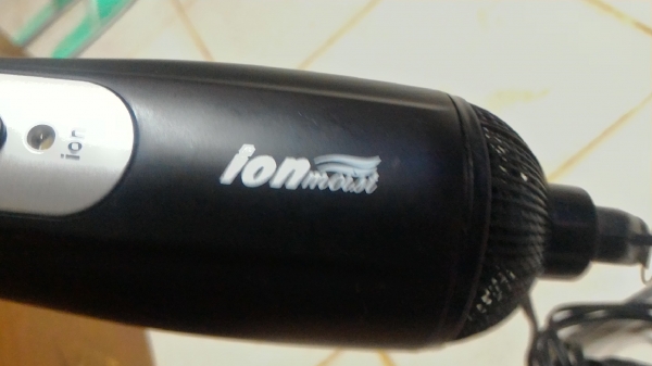 หวีเป่าลมร้อน FUKAI พร้อมดูแลเส้นผมด้วยการปล่อยระบบ ION เลือกเป่าลมร้อนหรือเย็นได้เลย