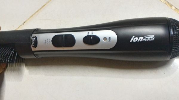 หวีเป่าลมร้อน FUKAI พร้อมดูแลเส้นผมด้วยการปล่อยระบบ ION เลือกเป่าลมร้อนหรือเย็นได้เลย