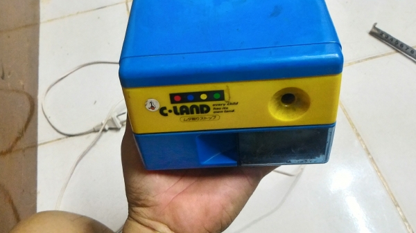 กบเหลาดินสอไฟฟ้า C- LAND  ตัวสีฟ้าเหลือง แค่เสียบดินสอเครื่องจะเหลาดินสอเอง  เลือกรูปแบบการเหลาออกมาได้หลายแบบ  ใข้ไฟ 100 V.