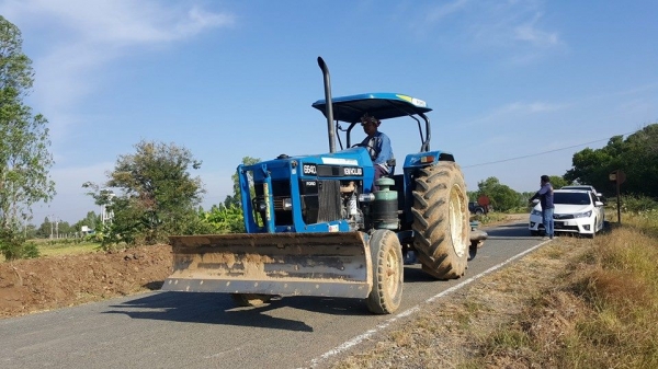 ขายรถไถFORD6640 1เพลาสภาพเก่านอก2ปี เอกสารใบอินวอยซ์ ใบดันหน้า ผานหลัง เครื่องแน่น ขายรถไถFORD6640 1เพลาสภาพเก่านอก2ปี เอกสารใบอินวอยซ์ ใบดันหน้า ผานหลัง เครื่องแน่น