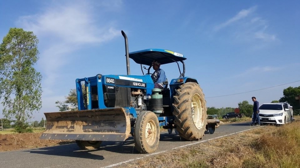 ขายรถไถFORD6640 1เพลาสภาพเก่านอก2ปี เอกสารใบอินวอยซ์ ใบดันหน้า ผานหลัง เครื่องแน่น ขายรถไถFORD6640 1เพลาสภาพเก่านอก2ปี เอกสารใบอินวอยซ์ ใบดันหน้า ผานหลัง เครื่องแน่น