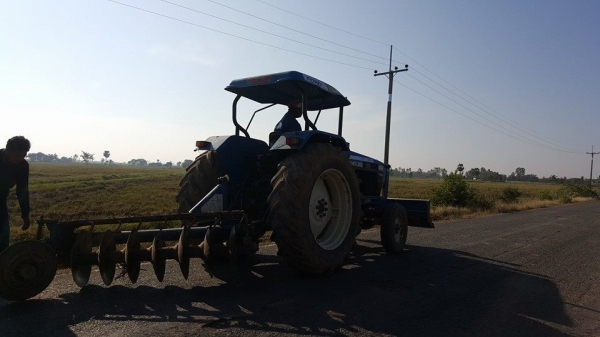 ขายรถไถFORD6640 1เพลาสภาพเก่านอก2ปี เอกสารใบอินวอยซ์ ใบดันหน้า ผานหลัง เครื่องแน่น