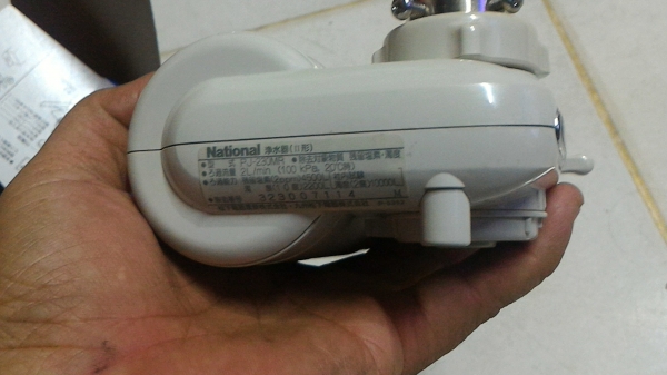 เครื่องกรองน้ำ National แบบยึดติดหัวก๊อกน้ำได้เลย ไม่ได้ใช้ไฟฟ้าเลือกแบบกรองหรือไม่กรองได้ อุปกรณ์ต่างๆครบ มีคู่มือวิธีการติดตั้งมาให้พร้อม