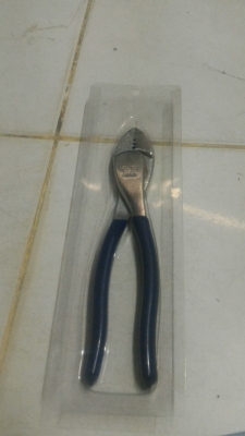 คีมตัดและปลอกสายไฟ G .B ของใหม่จากญี่ปุ่น ตัดได้คมมากตัวค่อนข้างใหญ่ ( มีตัวเดียว )