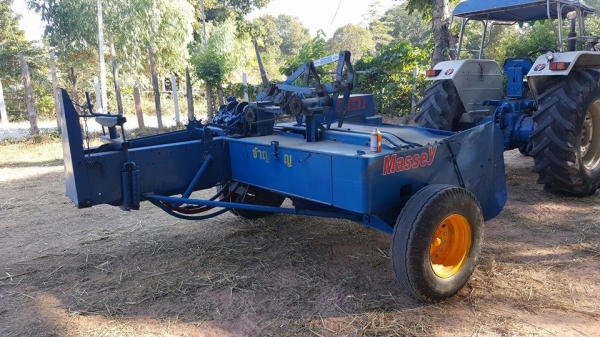 ขายรถเครื่องอัดฟาง สภาพดีพร้อมใช้งาน ต่อใช้ระบบปั่นได้เลยPTO ขายรถเครื่องอัดฟาง สภาพดีพร้อมใช้งาน ต่อใช้ระบบปั่นได้เลยPTO