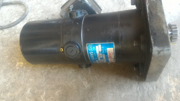 มอเตอร์ DC ใช้แบตเตอรี่ขับ  SANYO  SUPER DRIVE ตัวใหญ่ แรงขับออกตัวดี หมุนซ้าย - ขวา ได้ เทสแล้วเริ่มหมุนที่ 12 V.