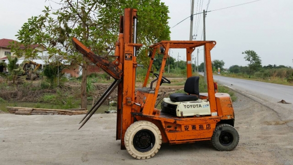 ขายด่วน115000รถยก TOYOTA 4FGยก2.0ตันเสาสูง3เมตรงากะดกได้ยางตันรถนอกนำเข้ายังไม่เคยใช้งานในเมืองไทยเลย