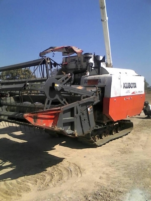 ขายรถเกี่ยวข้าว KUBOTA DC95GM พร้อมเทรลเลอร์ ปี53 ใช้งานน้อย1650ชม. สภาพพร้อมใช้งาน เอกสารพร้อมโอน สนใจโทร 090-8588220คุณนะ 093-3258446คุณบิว หรือเข้าดูสินค้าอื่นๆได้ที่ www.truck.in.th/498 หรือเพจFacebook ณรงค์ ซื้อขายรถมือสอง (เว็บไซต์ส่วนตัว) หรือFaceb