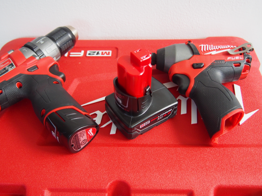 ชุดสว่านไร้สายมอเตอร์ไร้แปรงถ่านตัวเล็ก 12V Milwaukee 2597-22 มีสว่านกระแทกและสว่านไขควง ชุดสว่านไร้สายมอเตอร์ไร้แปรงถ่านตัวเล็ก 12V Milwaukee 2597-22 มีสว่านกระแทกและสว่านไขควง